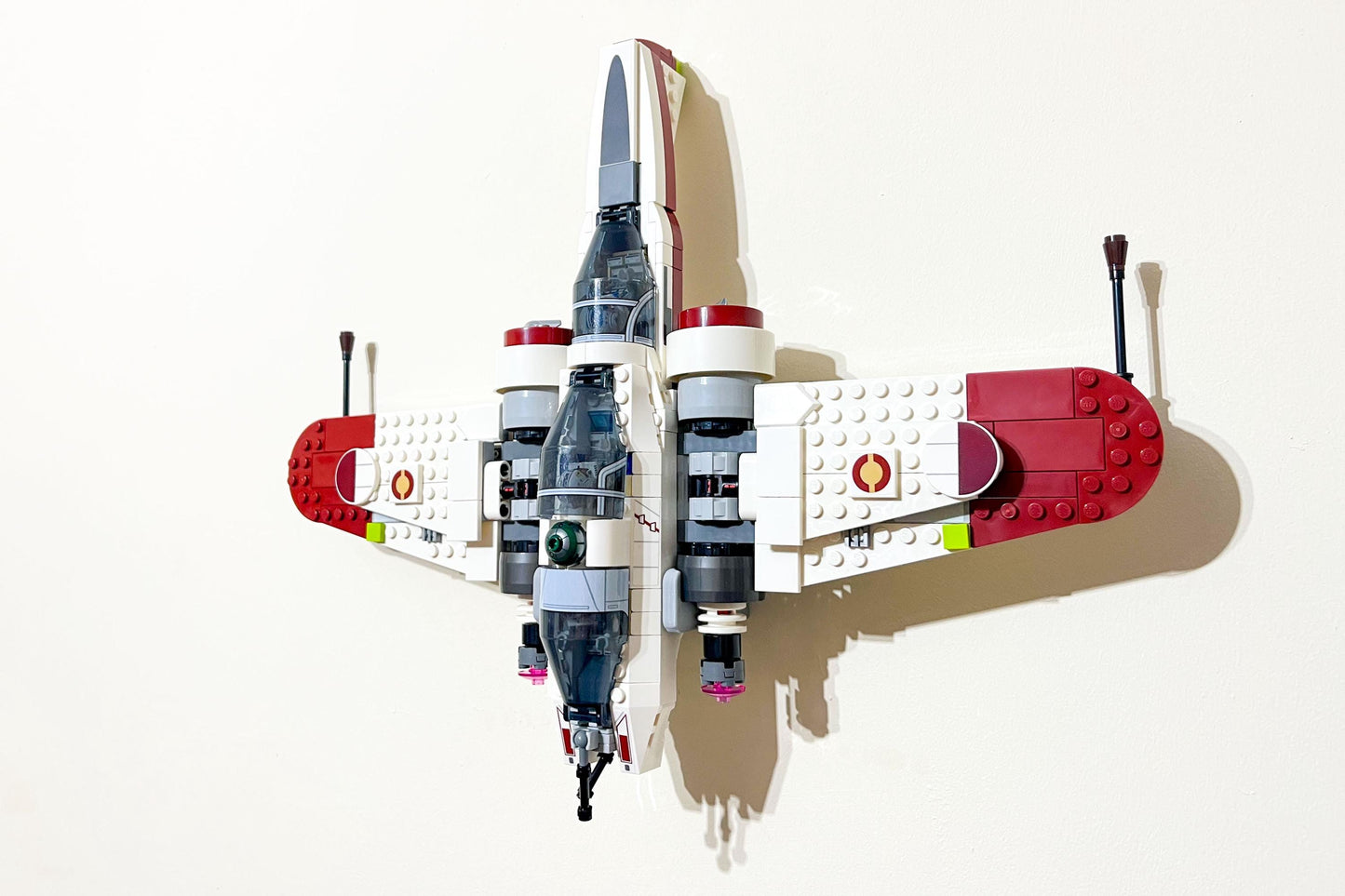 Right-facing view of LEGO Star Wars ARC-170 Starfighter (set 75402) mounted on a wall using a 3Dudes & Dad display bracket.